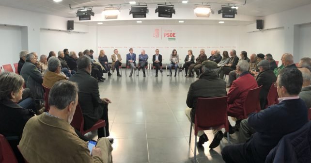 Fernando Pineda, al frente de los veteranos del PSOE de Huelva