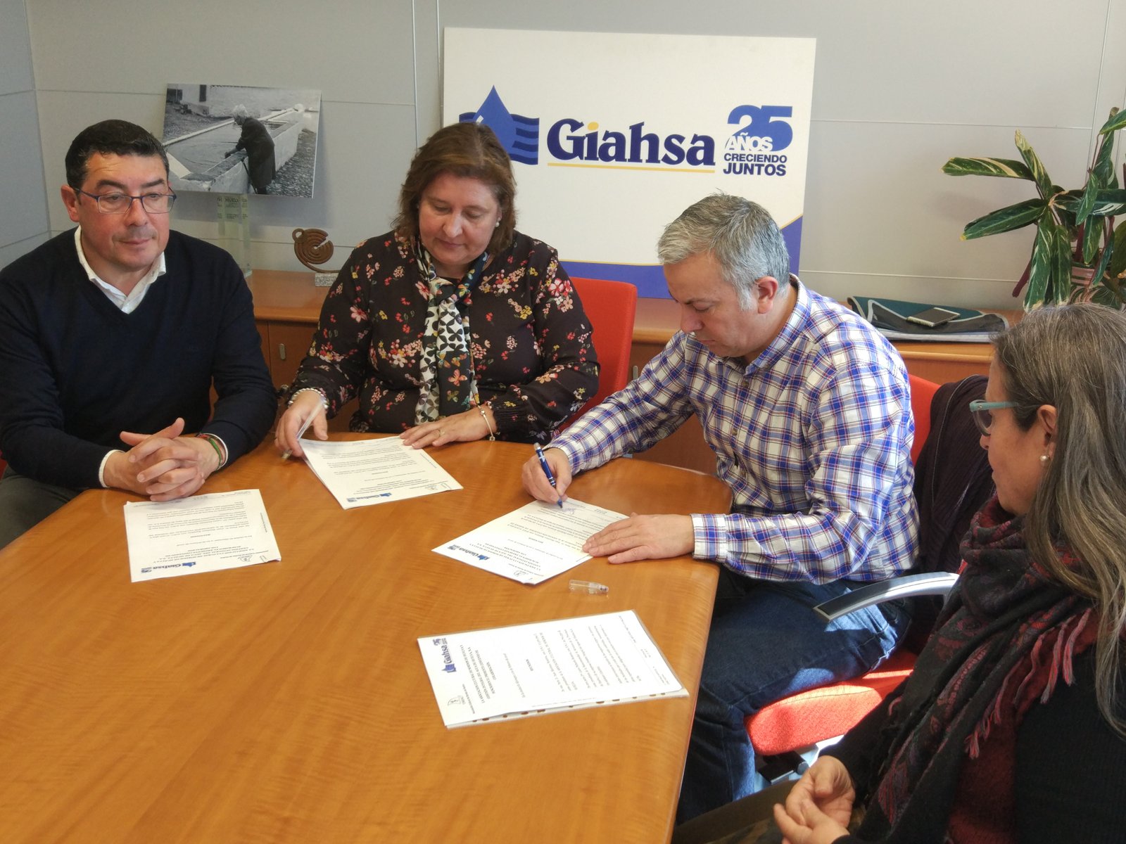 Giahsa adaptará su servicio de atención a personas con problemas auditivos