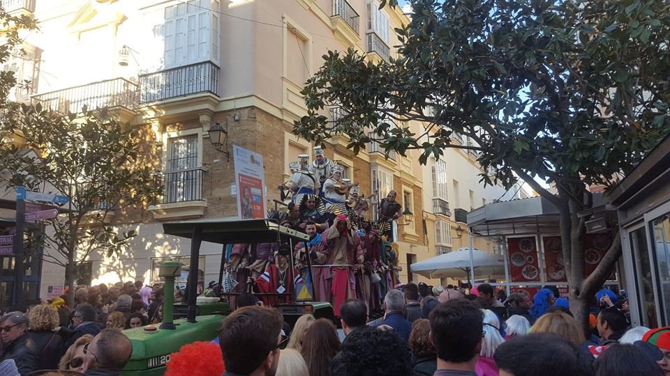 Un centenar de campilleros disfruta del Carnaval de Cádiz tras una ruta de senderismo