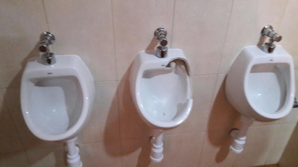 Destrozan los urinarios públicos en el Carnaval de Zalamea