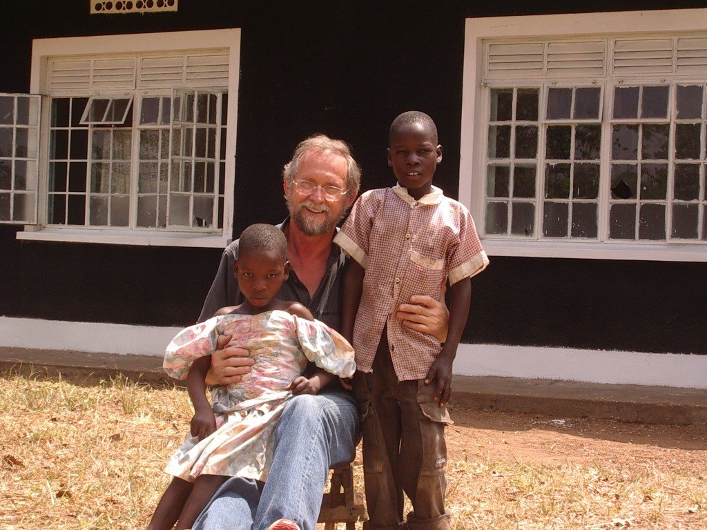 El riotinteño Fabián Jowers inicia otro proyecto humanitario en Uganda