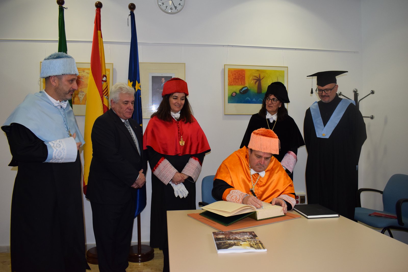 El campurriano Francisco José Martínez recibe la Medalla de Oro de la Universidad
