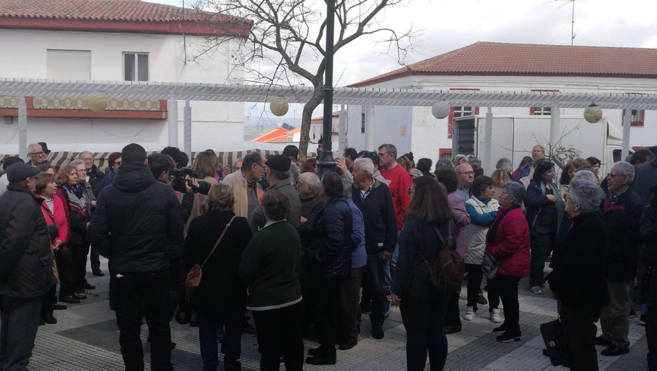 Unas 200 personas se manifiestan contra el tanatorio de El Campillo