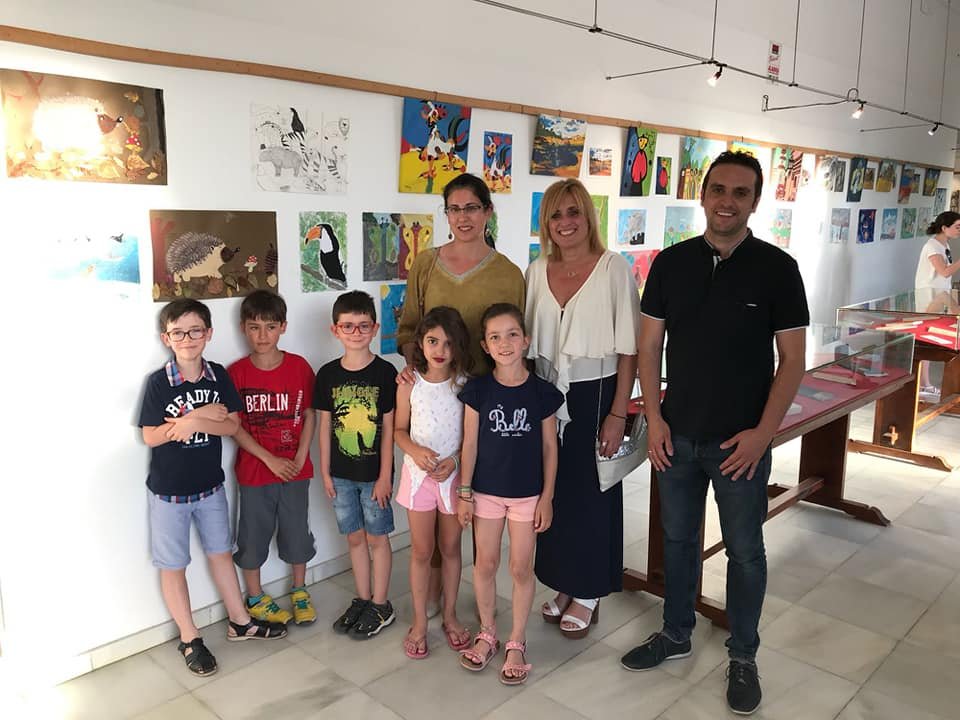 Los alumnos de la Escuela de Pintura de Riotinto muestran sus obras en el Teatro