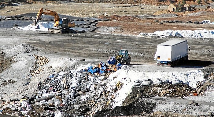 IU cree que la Junta ha actuado «tarde» al expedientar al vertedero