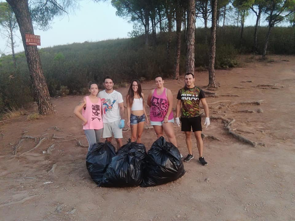 Un grupo de jóvenes lleva a cabo una limpieza altruista de El Zumajo