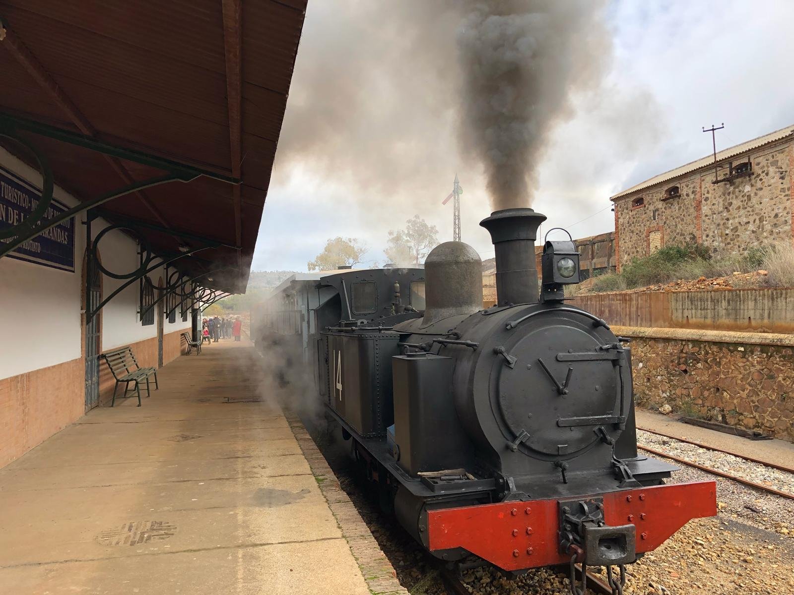 El tren minero registra un lleno en sus primeros viajes con las locomotoras de vapor