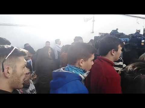 Vecinos de El Campillo intentan romper el cordón policial para increpar al asesino confeso de Laura
