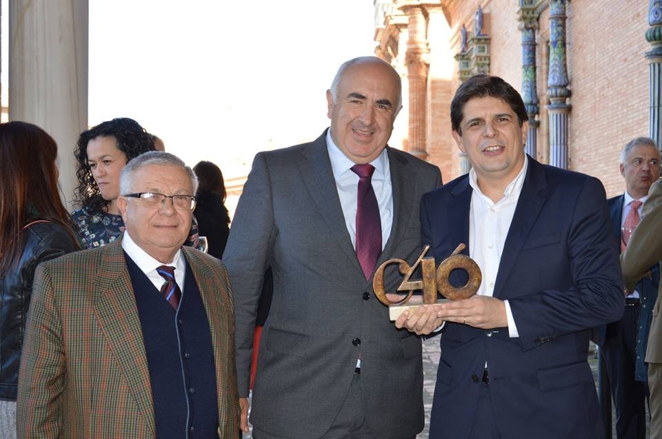 Perianes recibe el Premio Plaza de España