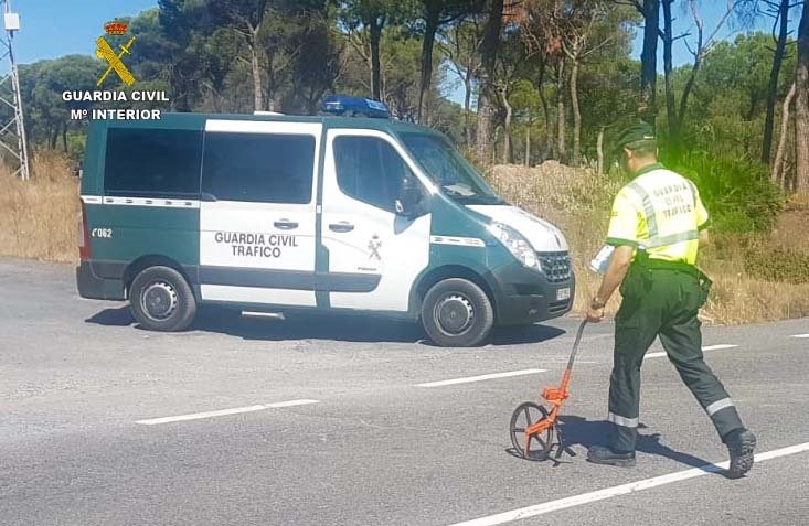 Heridos dos guardias civiles del puesto de Nerva tras ser embestidos por otro coche