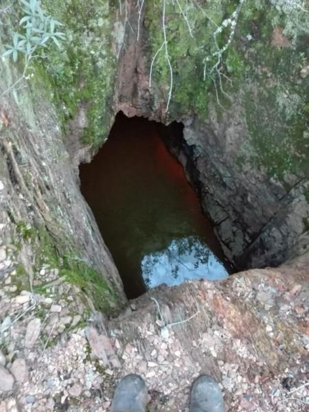 La Cuenca cuenta con decenas de pozos mineros camuflados con ramas