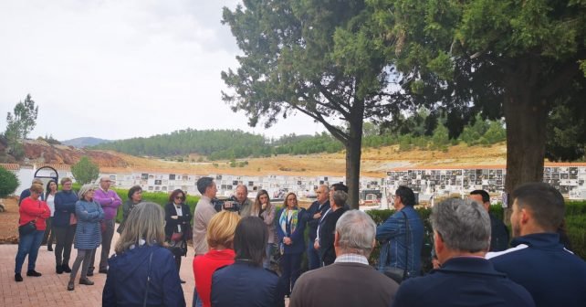 El PSOE homenajea a las víctimas del franquismo en el cementerio de Nerva