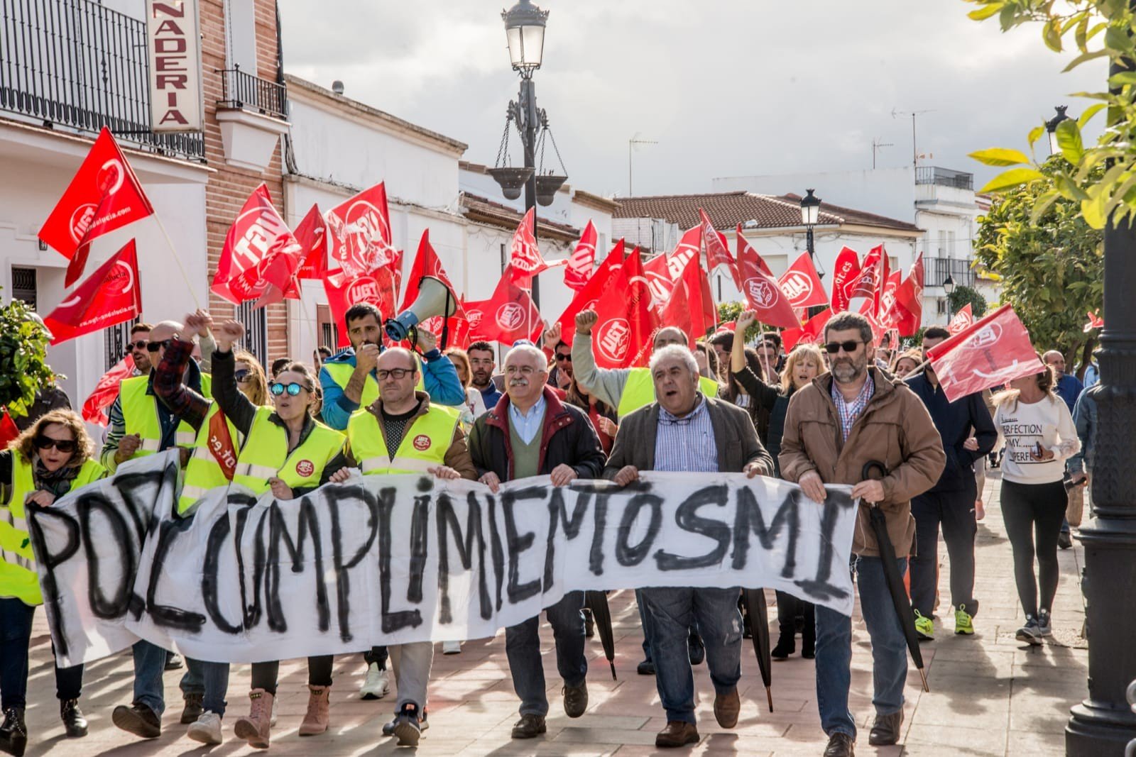 Multitudinaria manifestación en apoyo a los trabajadores de Riotinto Fruit