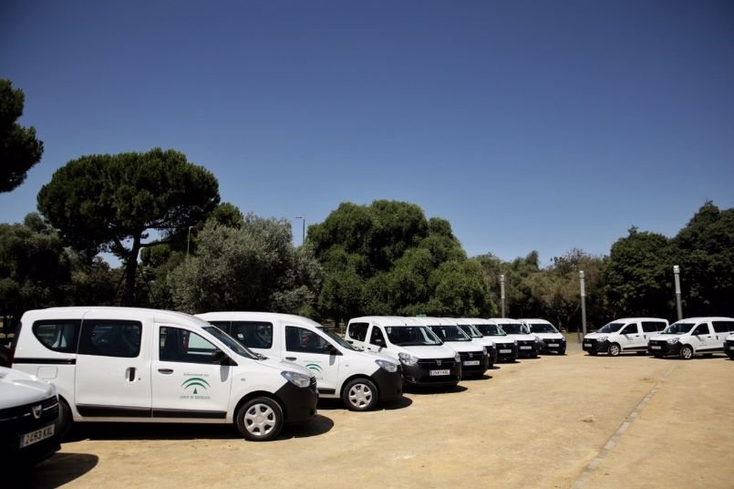 La Junta entrega furgonetas a los ayuntamientos de El Campillo, Campofrío y La Granada