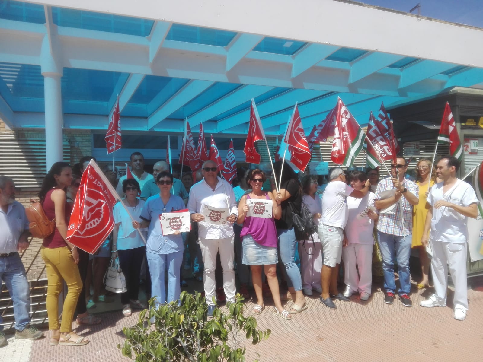 Unos 150 trabajadores se concentran en los hospitales de Riotinto y Juan Ramón Jiménez