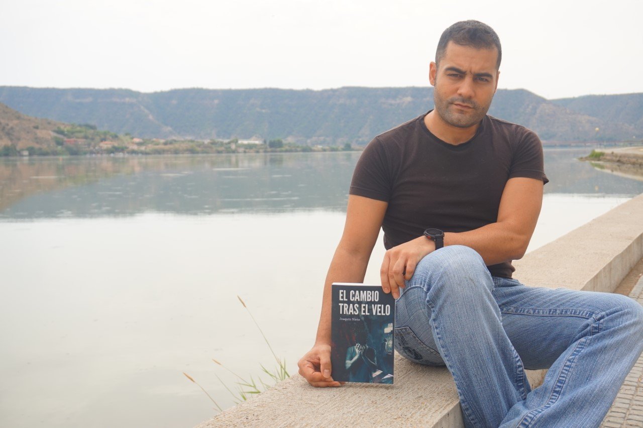 El escritor nervense Joaquín Nieto triunfa con su novela de terror ‘El cambio tras el velo’
