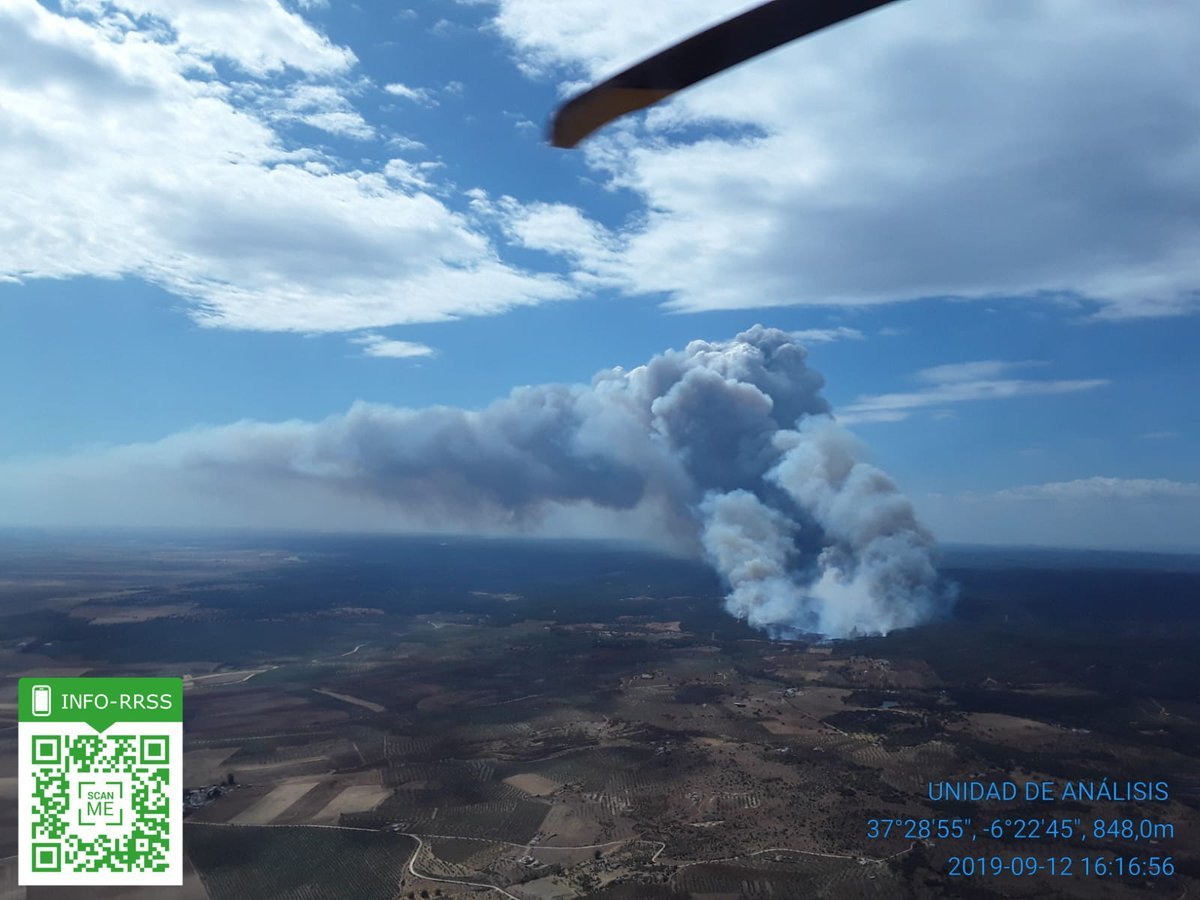 Cortada la carretera Berrocal-La Palma por el grave incendio de Paterna