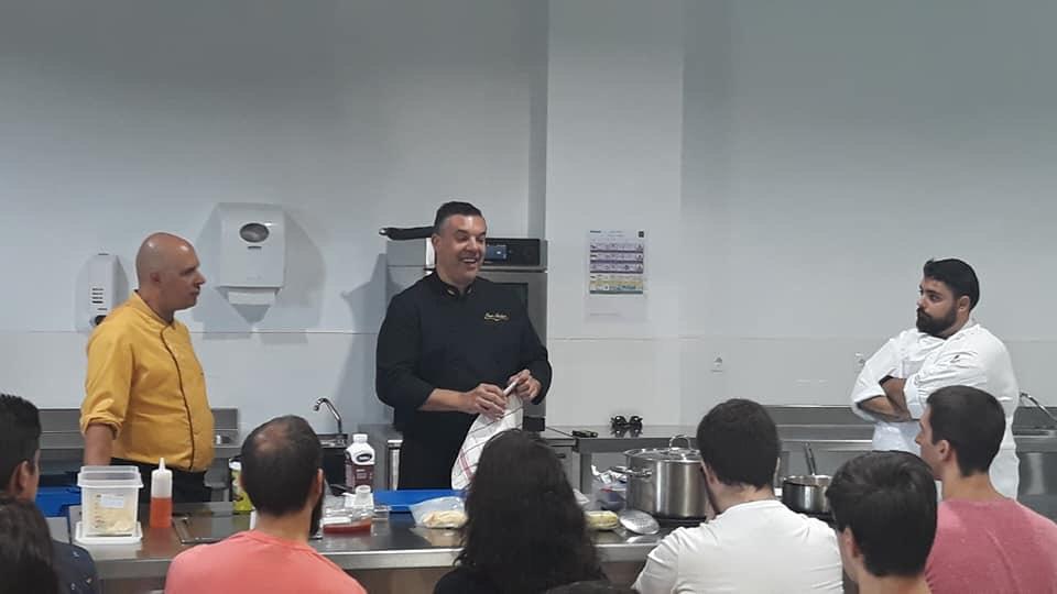 Tony Alberto Estévez demuestra cómo se cocina en la Cuenca Minera