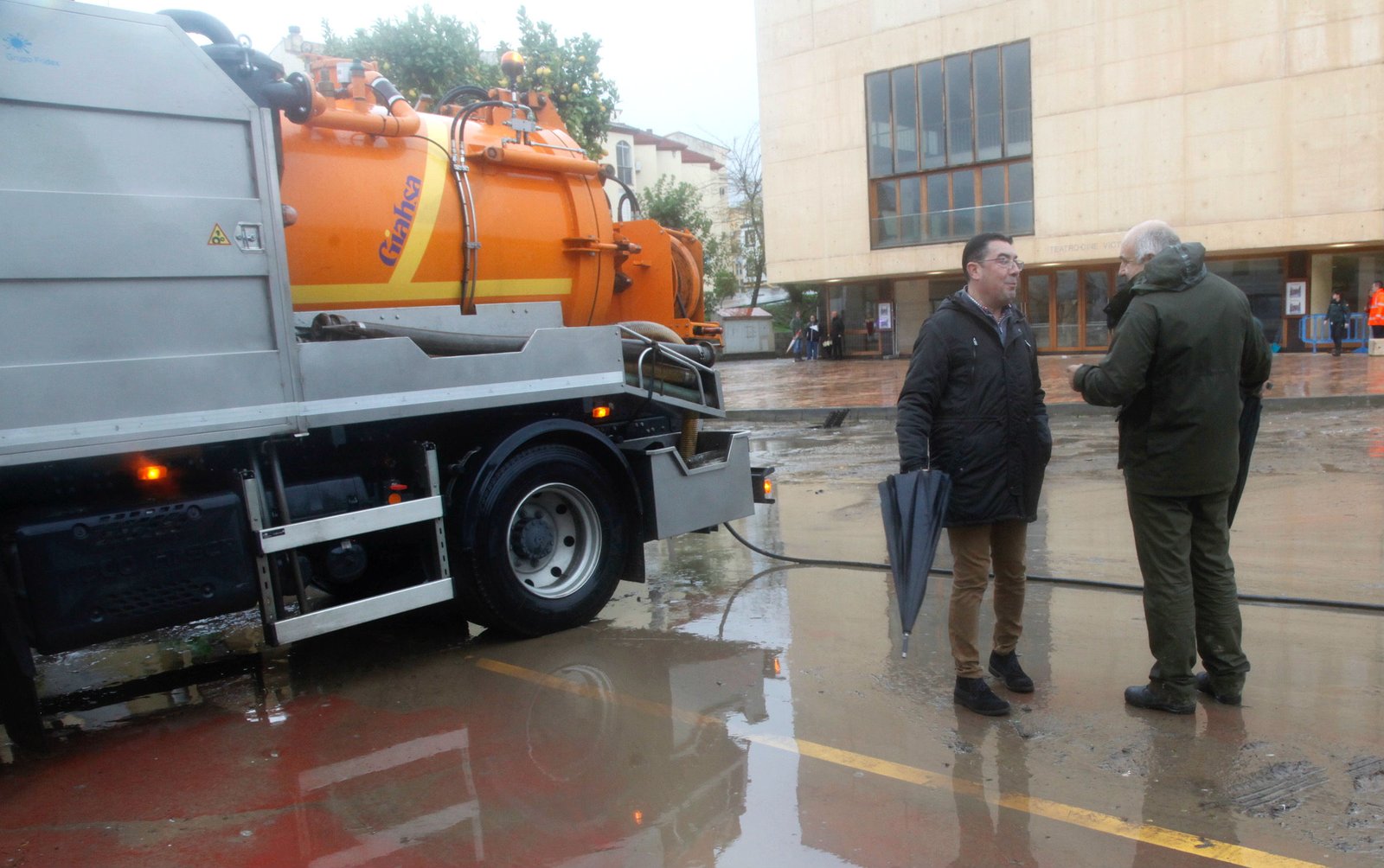 Giahsa presta su apoyo a Nerva en labores de desatascos y baldeo