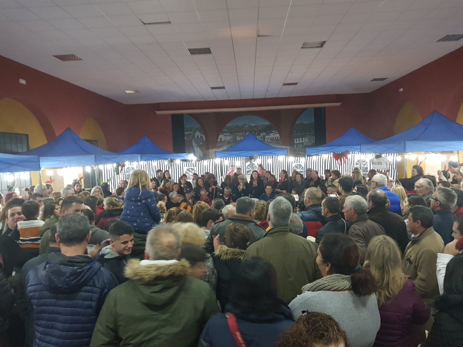 El Campillo disfruta de su primer Mercado Navideño