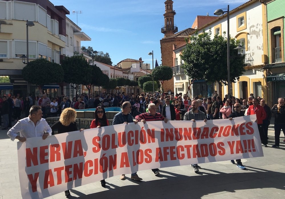 Nerva se echa a la calle para pedir soluciones inmediatas a los afectados por la riada