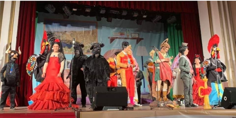 Un chirigotero pide matrimonio a su novia en el escenario del Carnaval