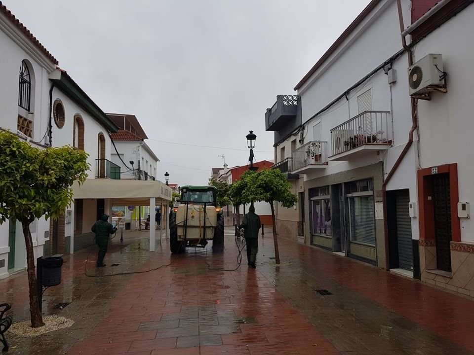 El Campillo desinfecta sus calles para eliminar la carga viral