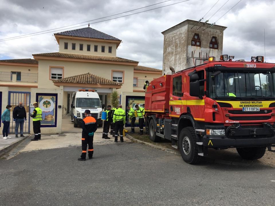 La UME desinfecta la residencia de Nerva tras el positivo por coronavirus