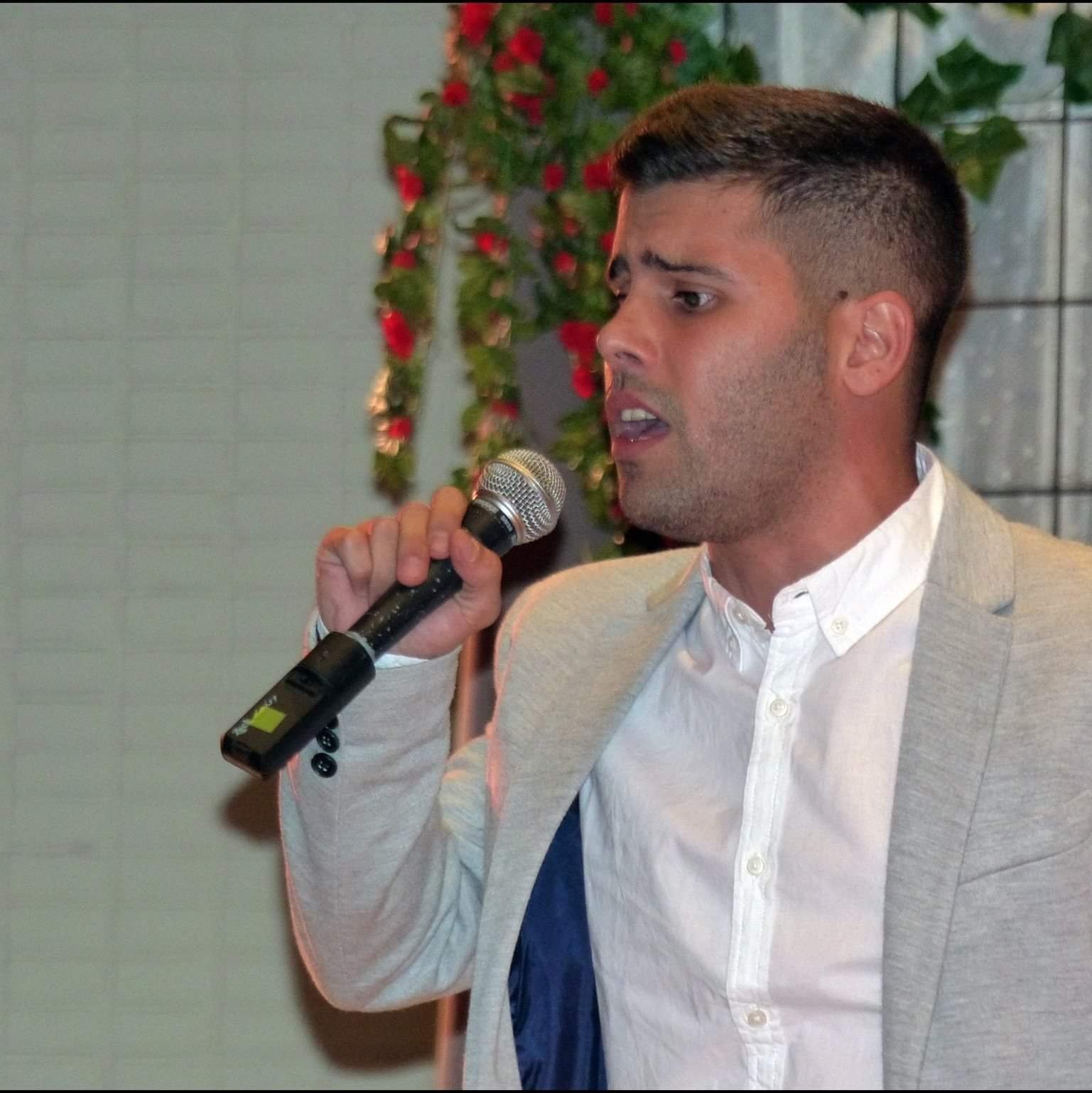 Adrián Maestre le canta saeta al Viernes Santo confinado