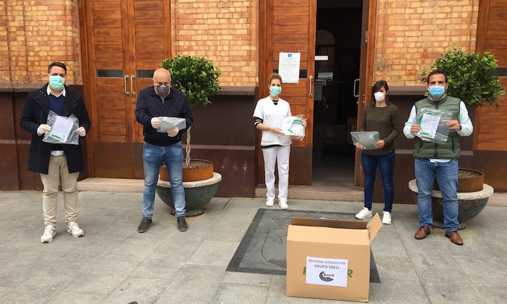 Snell entrega pantallas de protección facial a las auxiliares de ayuda a domicilio