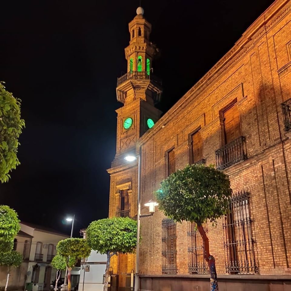 La torre de Nerva se ilumina de verde en homenaje a los sanitarios