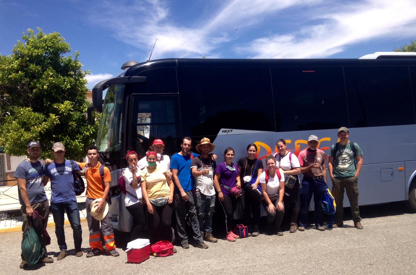Los ayuntamientos de Campofrío y La Granada facilitan el transporte de sus jornaleros