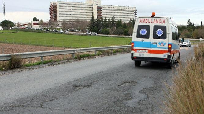 Herida tras parar en el arcén de la A-49 y ser arrollada por un camión