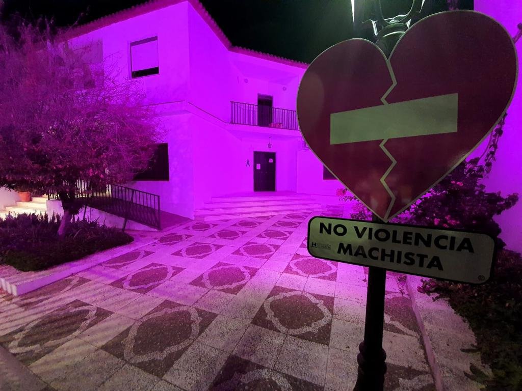 Campofrío se ilumina de color violeta para decir ‘no’ a la violencia machista