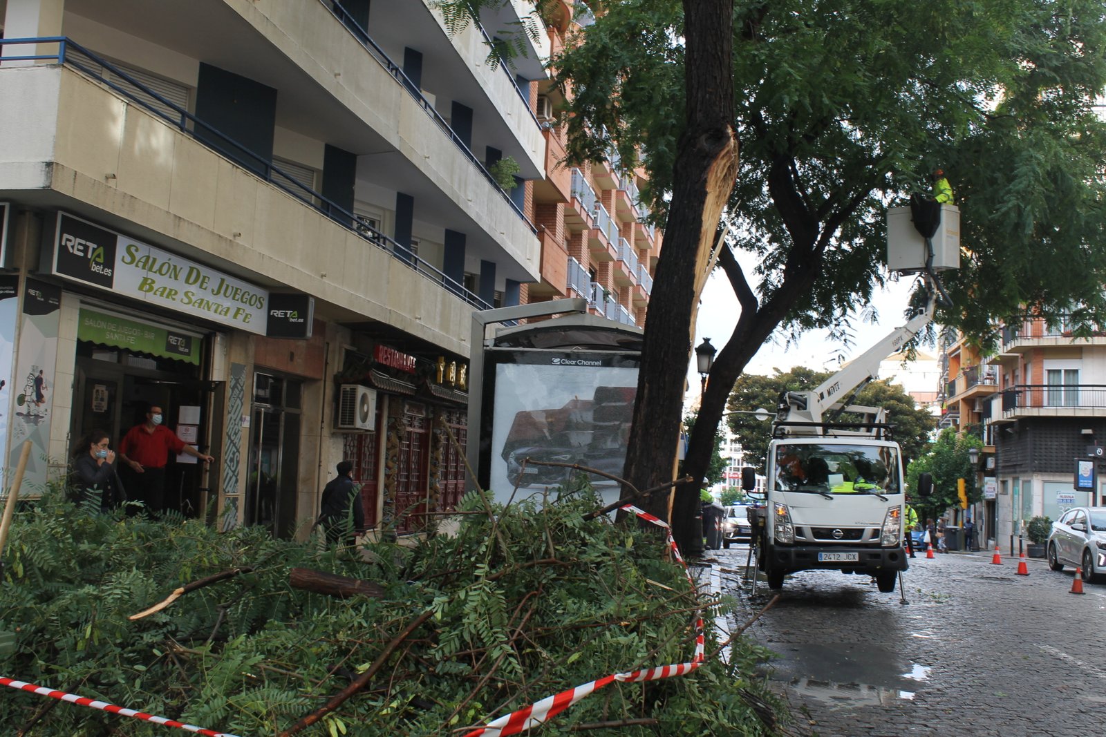 El temporal provoca más de 100 incidencias y tira dos árboles en la plaza Quintero Báez