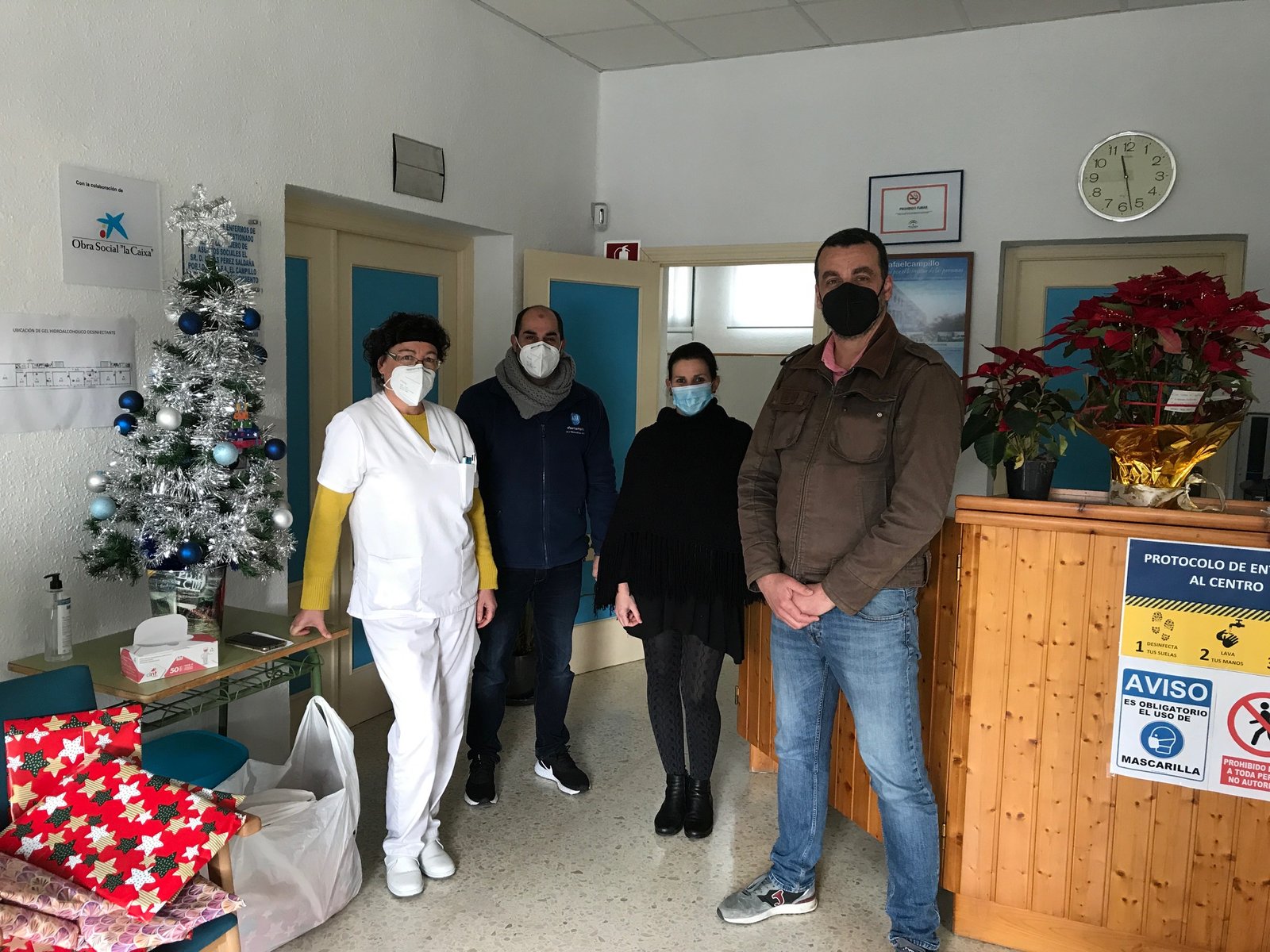 El Ayuntamiento de El Campillo aporta regalos de Navidad a la Asociación de Enfermos de Alzheimer