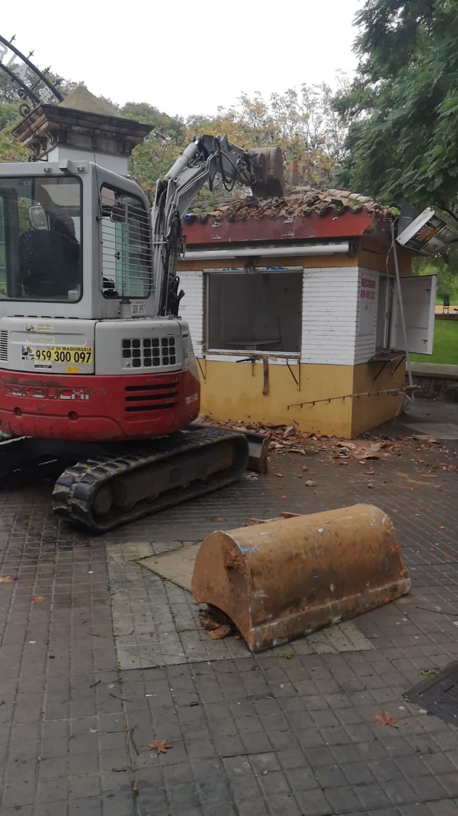 El Ayuntamiento de Huelva derriba el viejo kiosco de hamburguesas del Barrio Obrero 