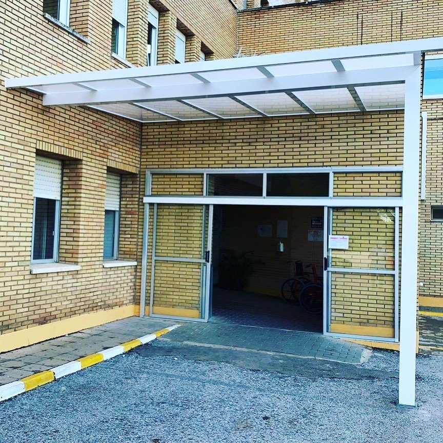 Instalan una marquesina en el área de Urgencias del Hospital de Riotinto