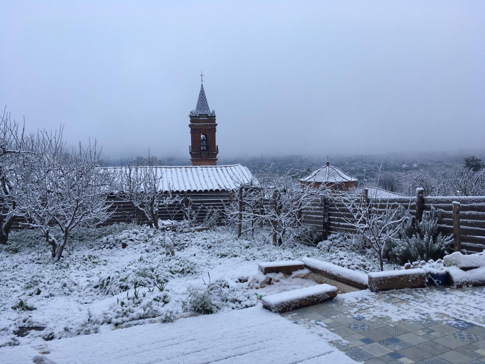 La Sierra amanece con el blanco manto de la nieve