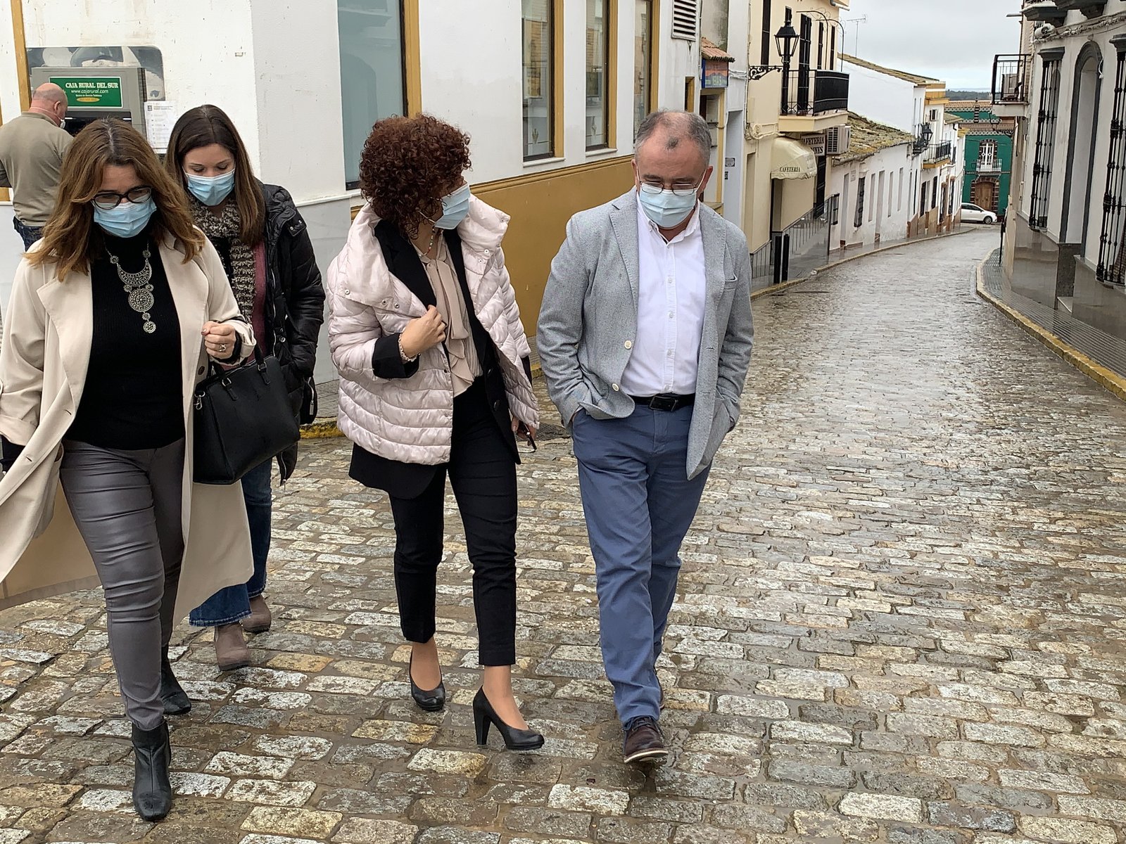 La presidenta de Diputación visita las obras de reforma del centenario Casino de Beas