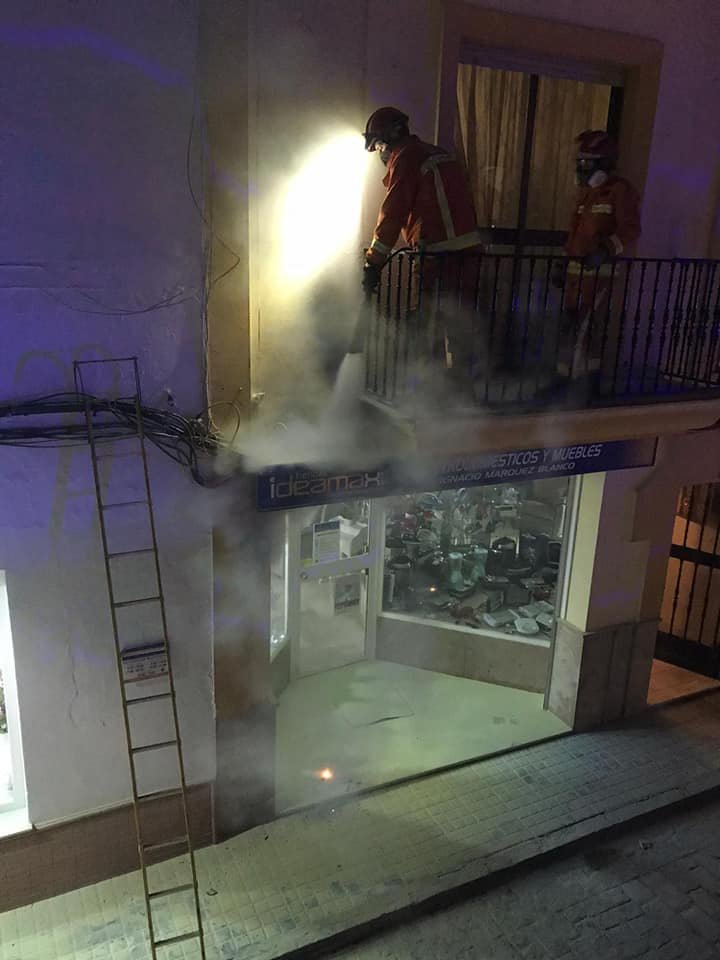 Los bomberos sofocan un incendio en el tendido eléctrico de Trigueros