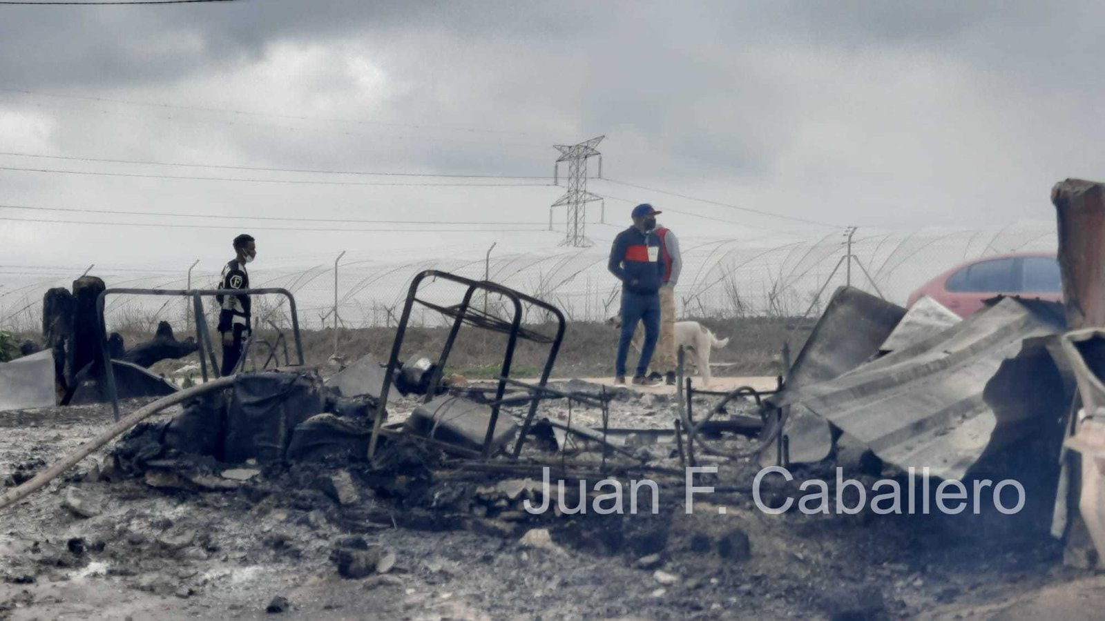 Unos 800 inmigrantes tratan de reubicarse tras el devastador incendio en un asentamiento de Palos