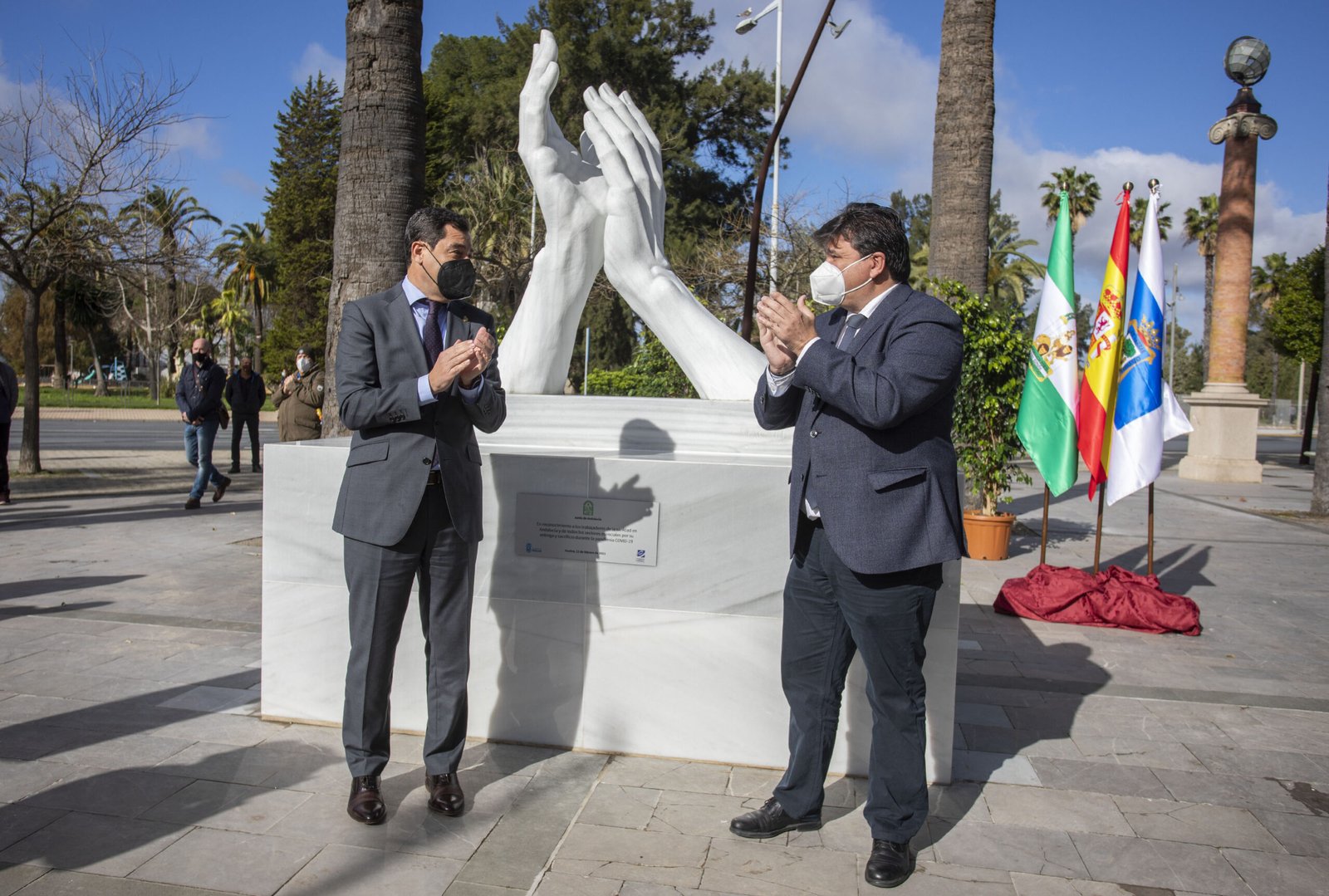 La Plaza 12 de Octubre ya es el epicentro del homenaje a los sanitarios