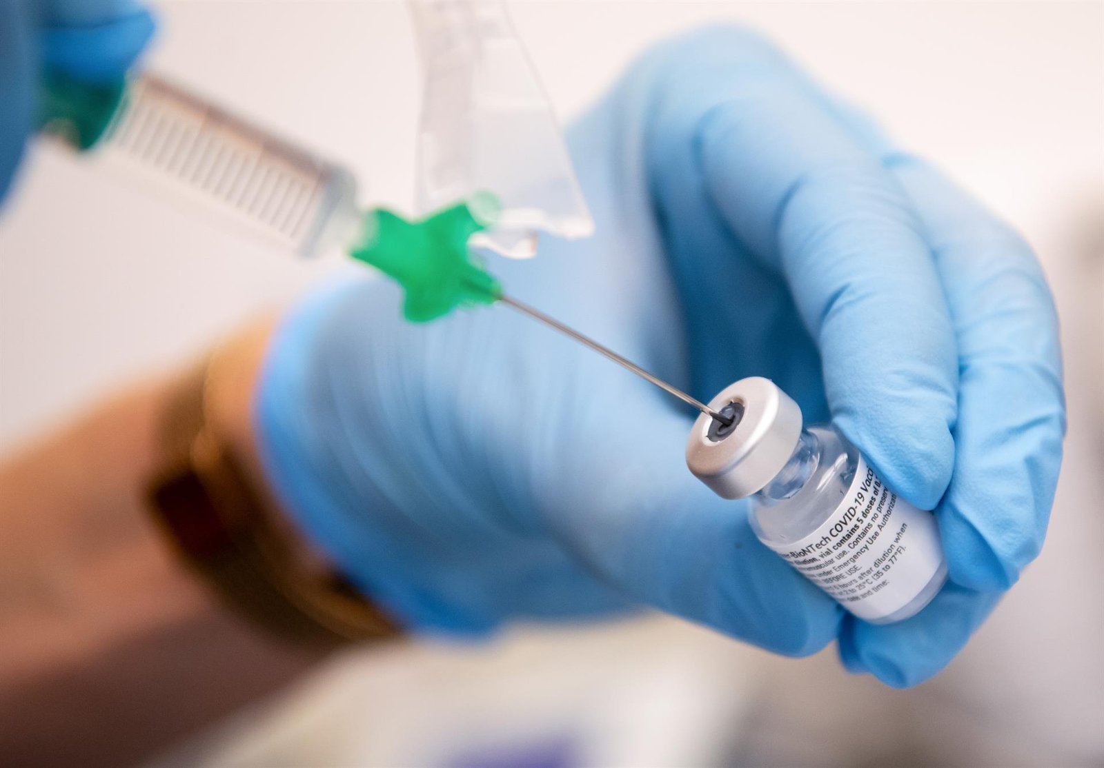 Usuarios y trabajadores de AFA El Campillo reciben la segunda dosis de la vacuna Pfizer