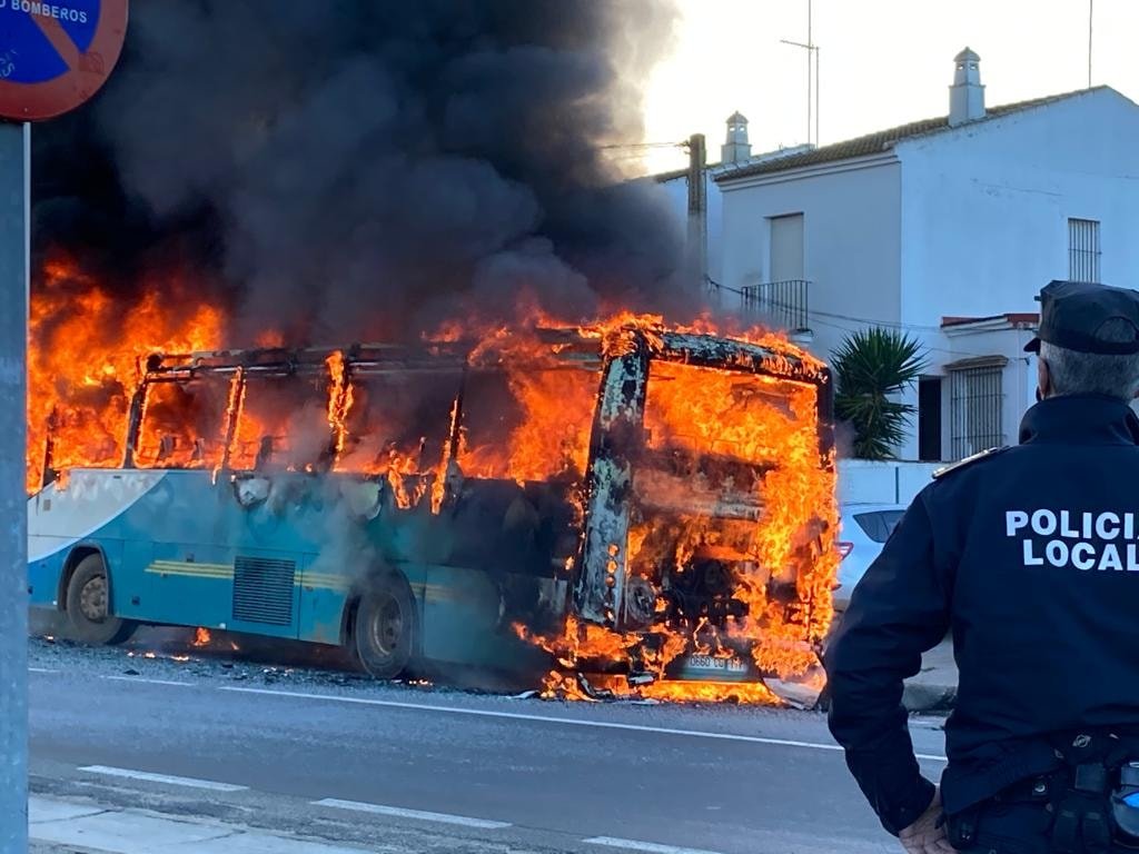 Arde en Almonte un autobús de pasajeros sin causar heridos