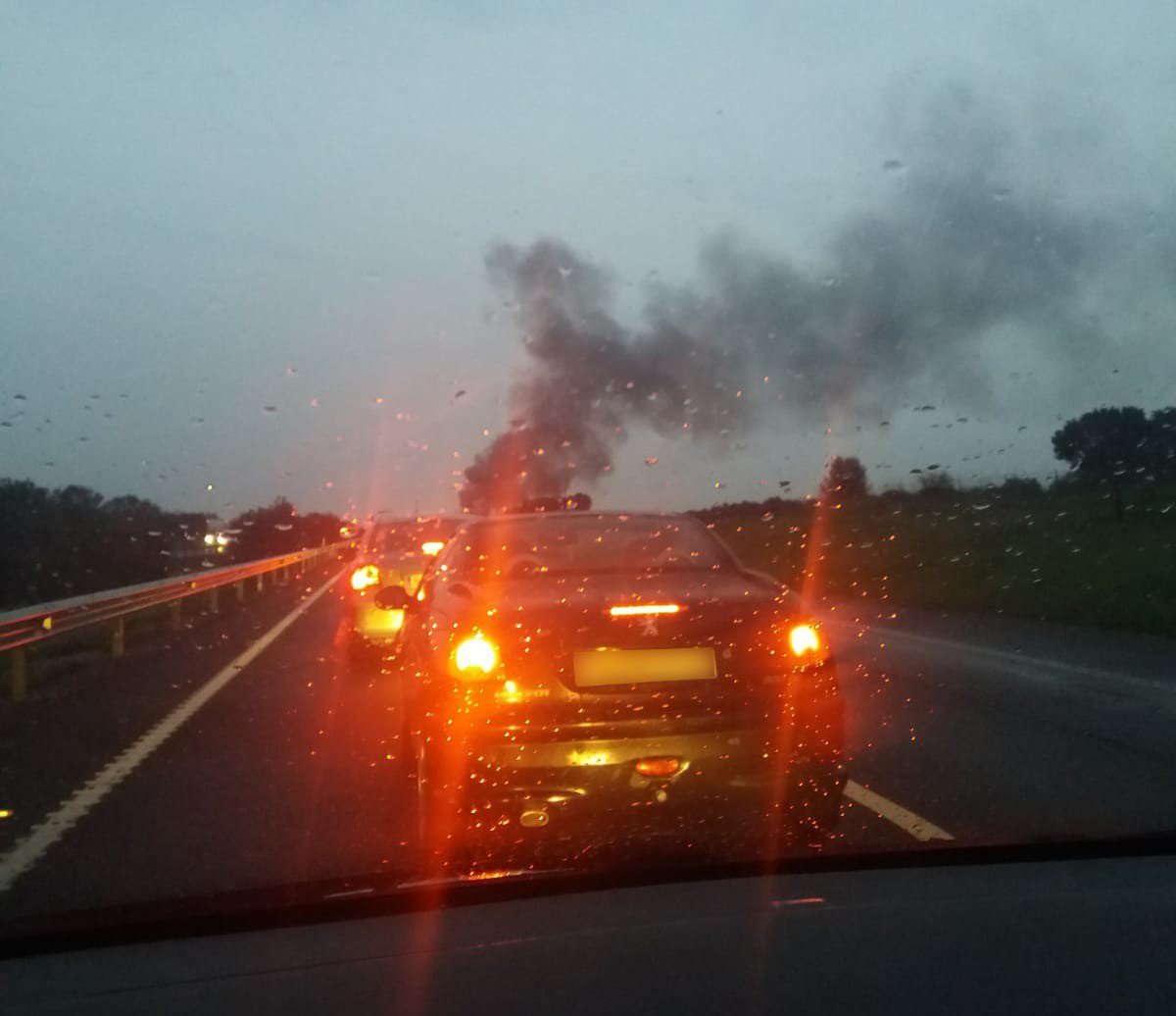 Una furgoneta sale ardiendo en plena A-49
