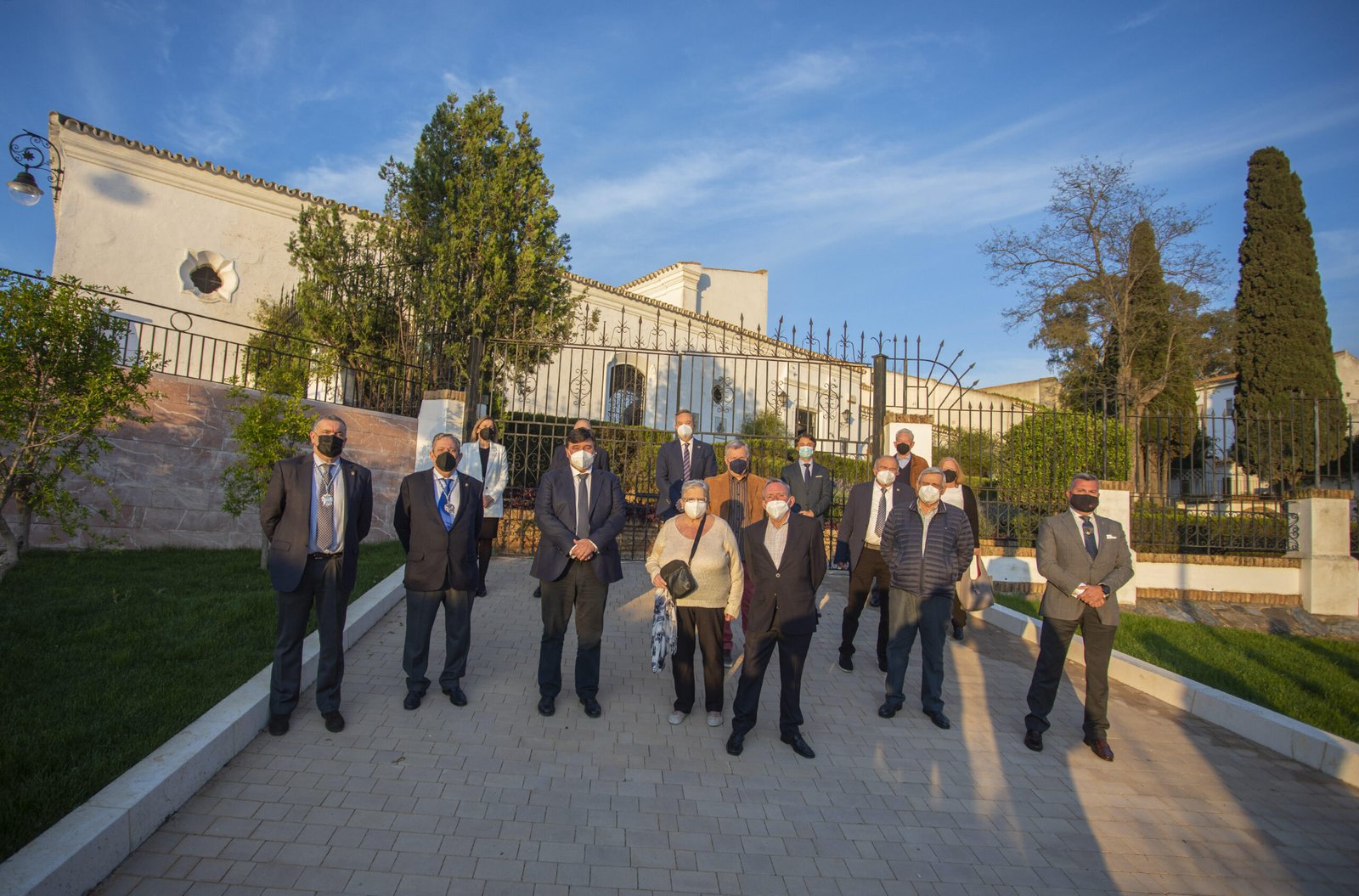 El nuevo entorno del Santuario de la Cinta viste la tradición
