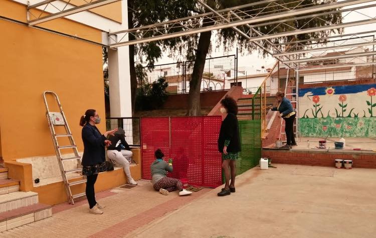 Gibraleón realiza trabajos de pintura en el CEIP Fuenteplata durante Semana Santa