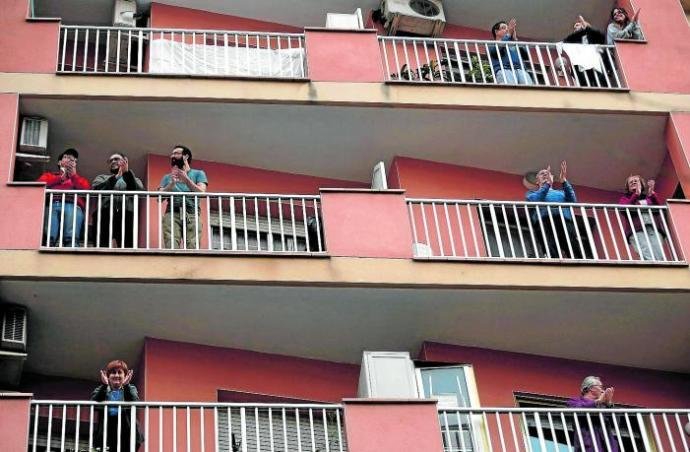 La UHU realiza un estudio sobre el poder comunicativo de los balcones durante el confinamiento