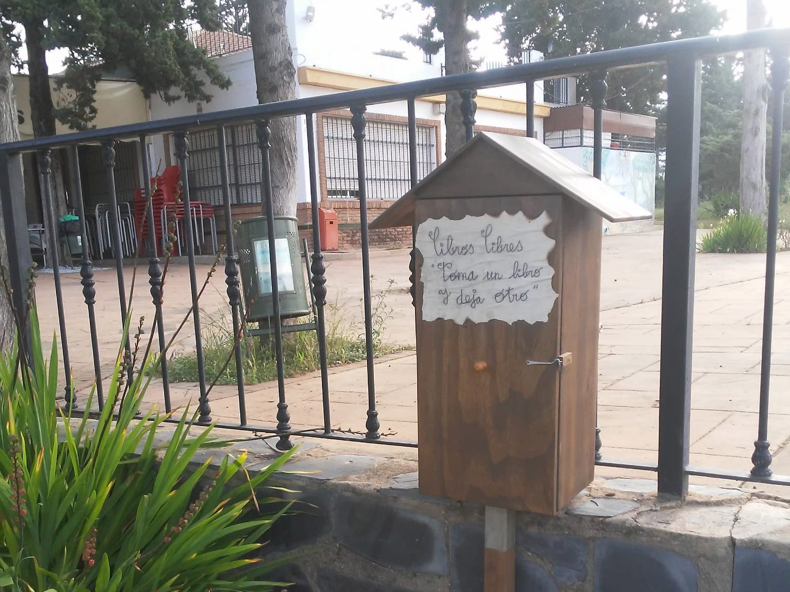El Campillo se llena de casas-nido para el intercambio de libros